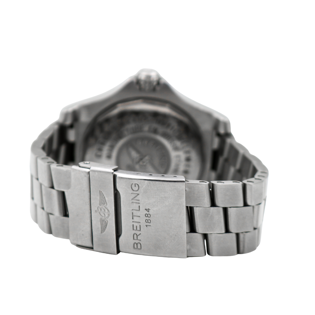 Breitling Avenger Seawolf clasp closed, Breitling logo and 1884 engraved.