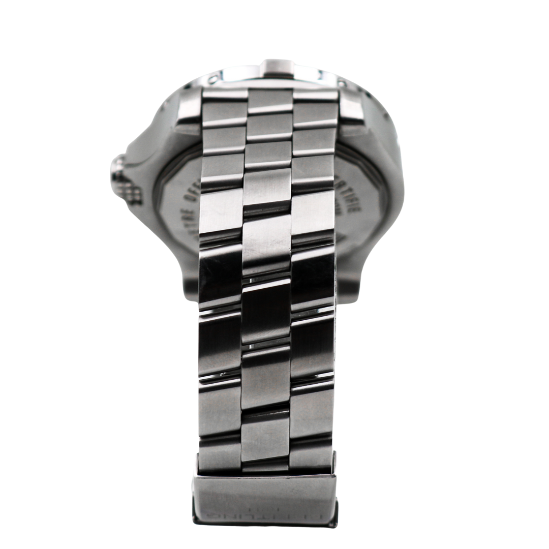 Breitling Avenger Seawolf top strap view, focus on bracelet links.