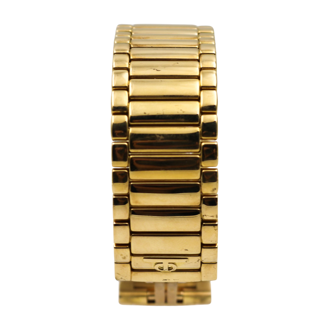 Close-up view of the gold-tone stainless steel bracelet of the Baume & Mercier Catwalk gold ladies' watch, emphasizing its luxurious design.